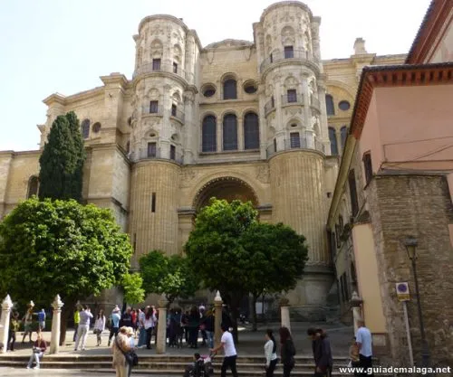 Acceso a la Catedral de Málaga.