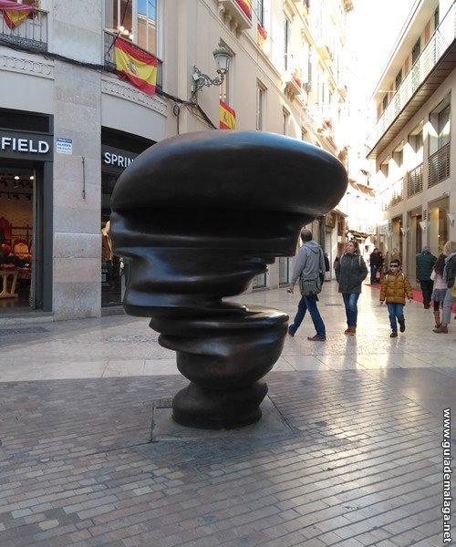 La Escultura Points of view en español Puntos de vista, es una escultura urbana del artista británico Tony Cragg.