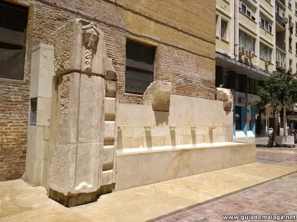 Fuente de la Plaza de las Flores, Centro Histórico de Málaga, Costa del Sol, Andalucía, España.