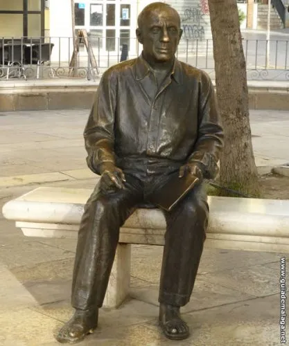 Escultura Pablo Picasso en la Plaza de la Merced, Centro histórico de la ciudad de Málaga Capital, Costa del Sol, Andalucía, España