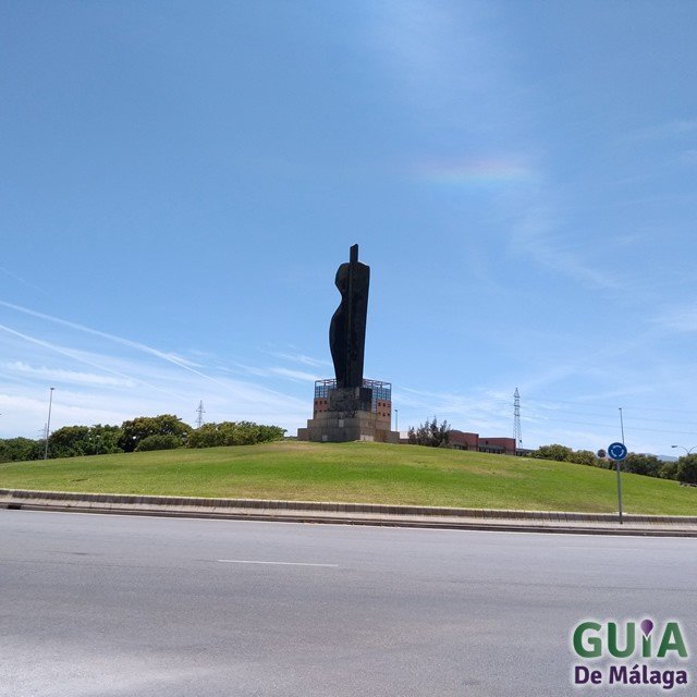 Figura de Pie en Tres Módulos, Málaga.
Es una escultura realizada por Elena Laverón​
Escultura ubicada en la rotonda en la glorieta del Profesor Rodríguez Carrión, entre el Bulevar Louis Pasteur y la Avenida del Doctor Manuel Domínguez, presidiendo la entrada a la Ciudad Universitaria del distrito Teatinos-Universidad de Málaga Capital.