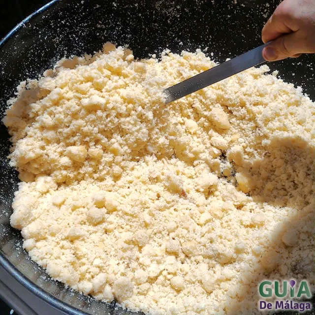 Migas de Harina de Sémola, Ajo y Aceite de Oliva.en la Axarquía, Málaga, Andalucía, España Migas de Harina de Sémola, Ajo y Aceite de Oliva.en la Axarquía, Málaga, Andalucía, España